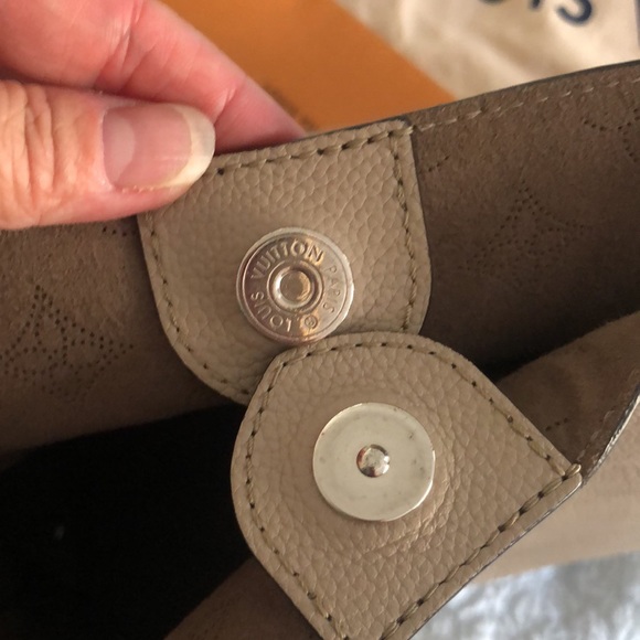 Louis Vuitton Mahina Hina MM Galet Tote - M53140 - Picture 9 of 16